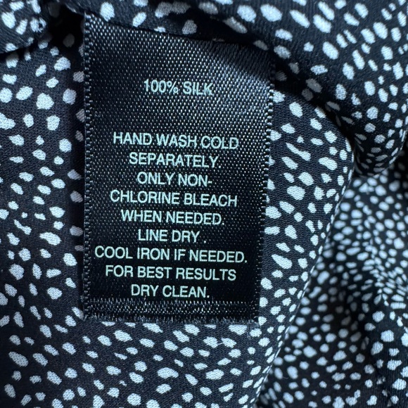 White House Black Market Black, White Cap Sleeve V-Neck Ruffle Silk Blouse Sz 10 - Picture 9 of 13